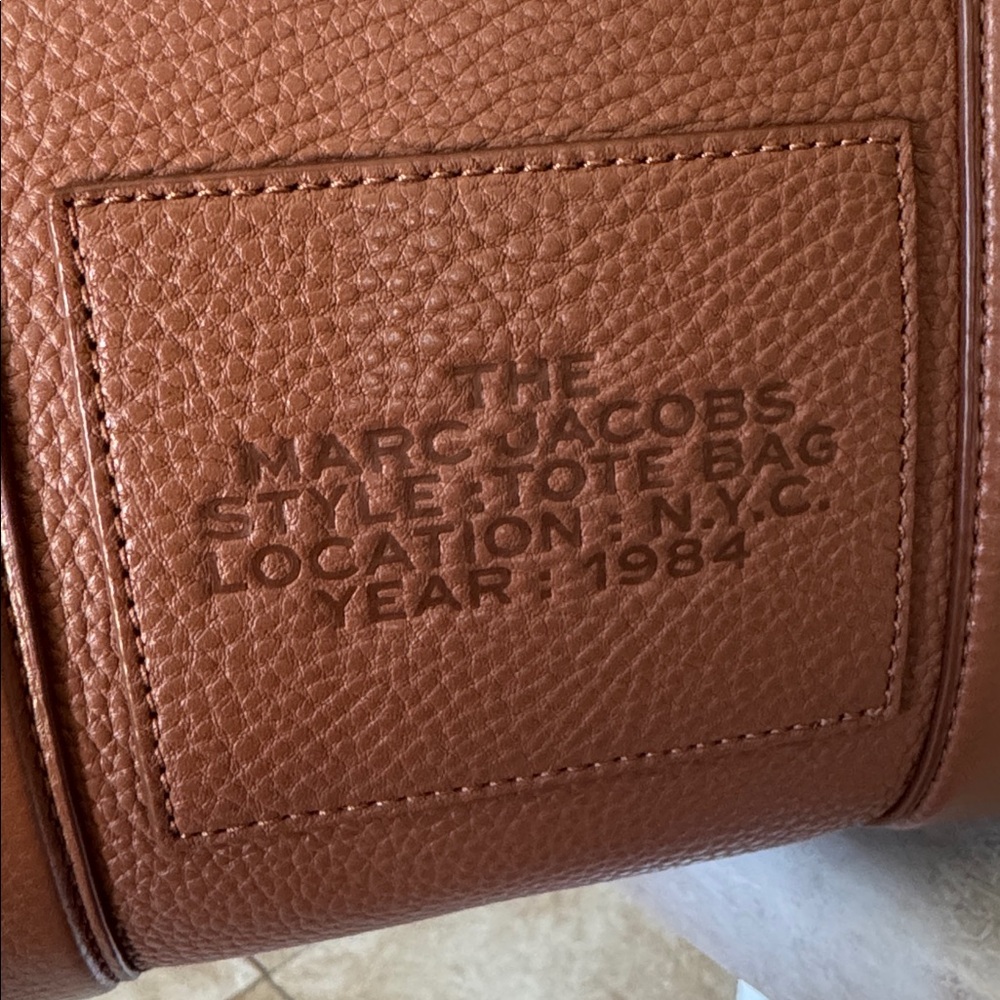Marc Jacobs The Leather Medium Tote Bag - Picture 14 of 14